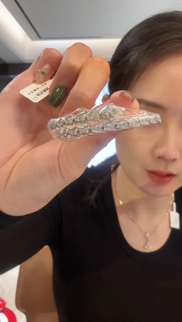 18K金镶嵌合成钻石蛇手镯