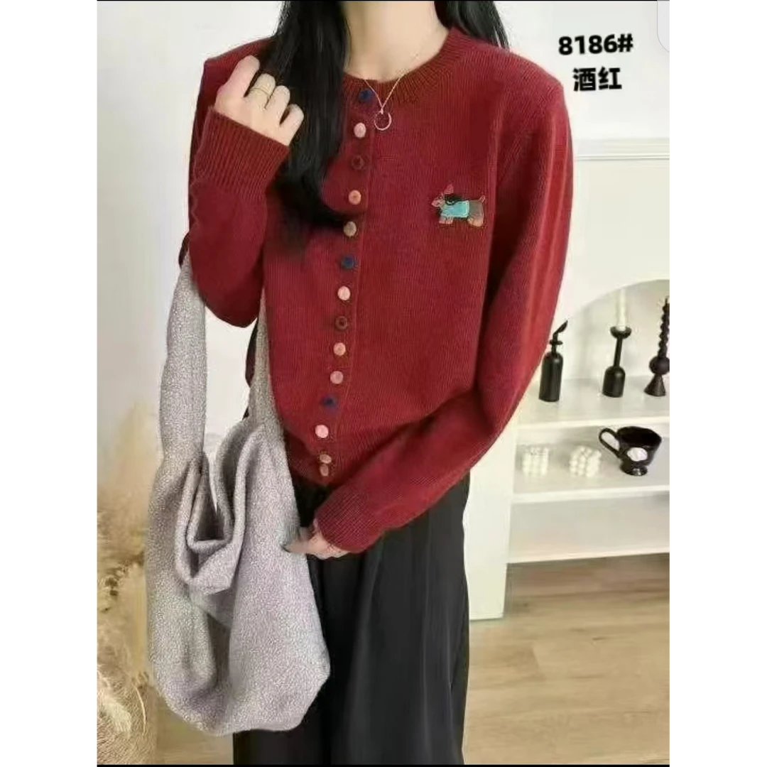 8186浣熊针织小香风毛衣网红时尚百搭红色圆领开衫毛衫