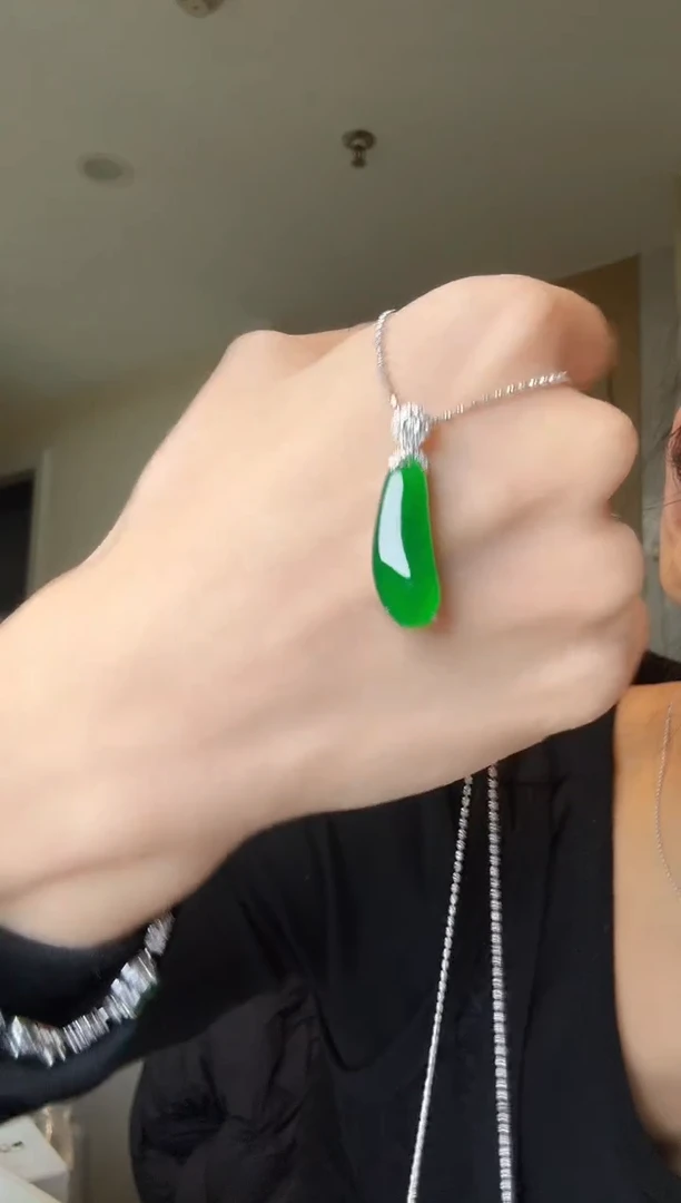 【闪购商品】翡翠吊坠(不含链)18K金镶嵌天然翡翠吊坠