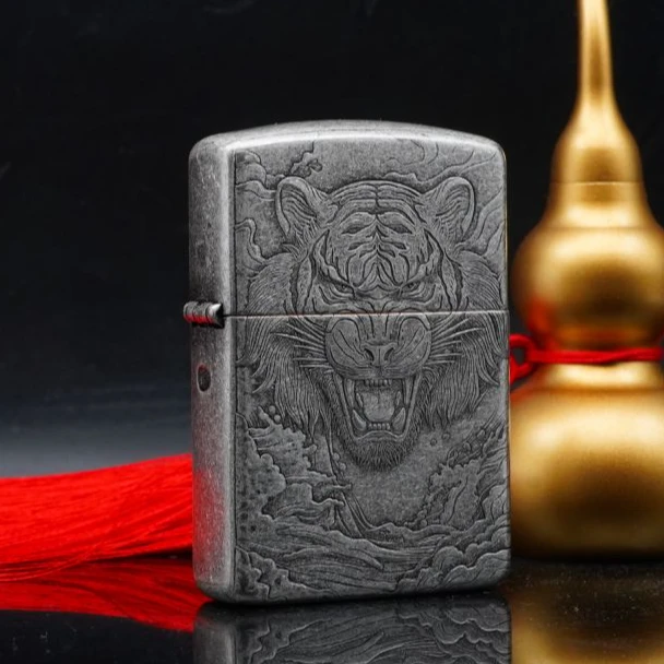 ZIPPO/之宝打火机 虎虎生威盔甲古银雕刻 DYJ1【小飞火机】