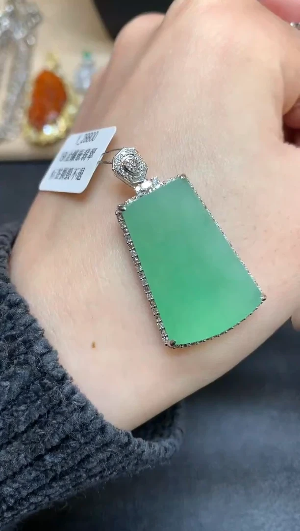 【闪购商品】翡翠颈饰18K金镶嵌无事牌【无服务费】