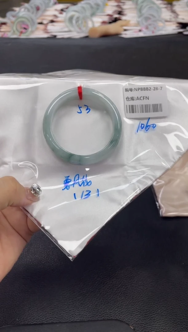 翡翠手镯未镶嵌翡翠手镯