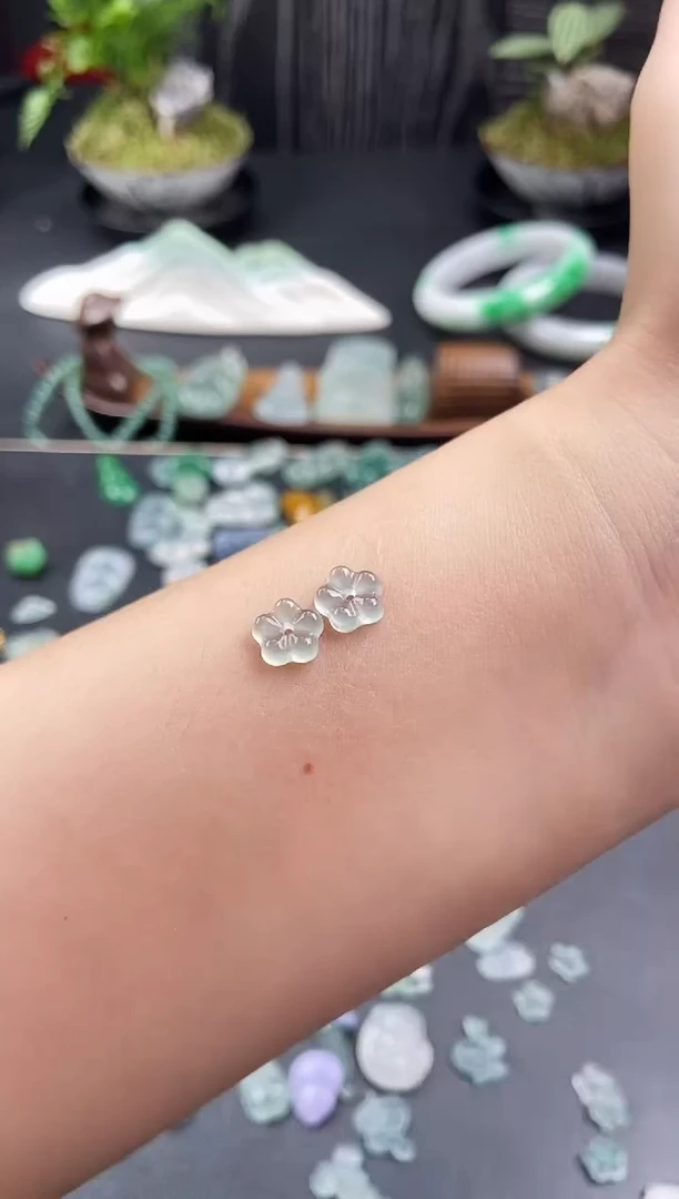 翡翠未镶嵌颈饰沈***水小花