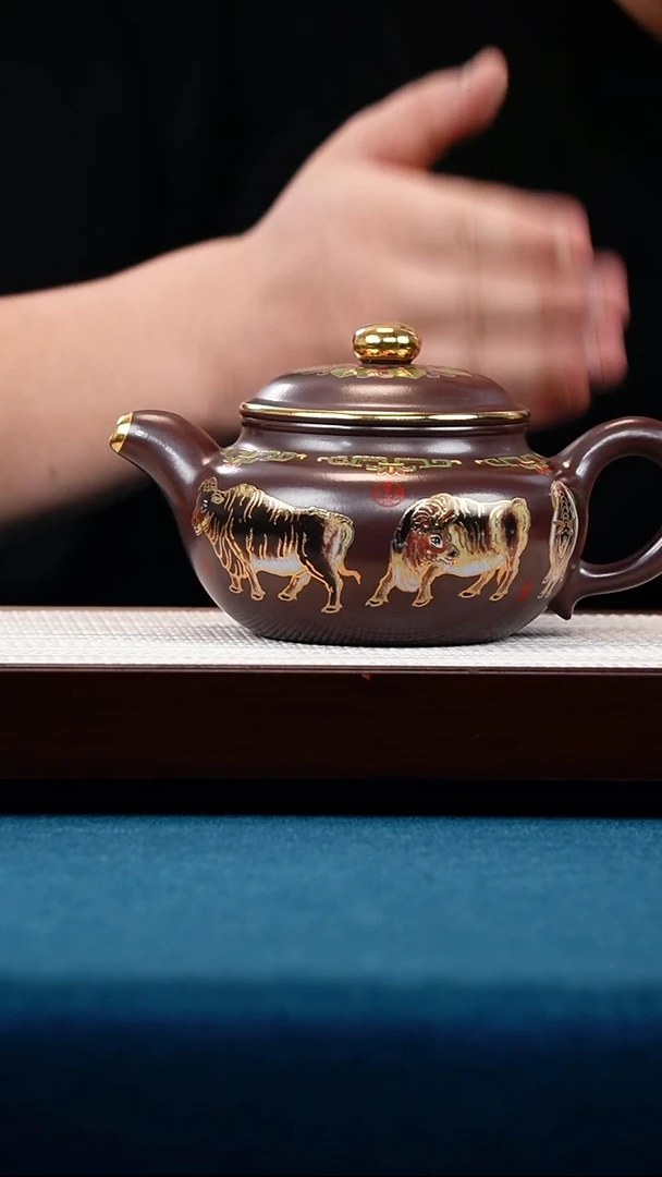 壶型仿古 泥料石红 刻绘珐琅彩五牛