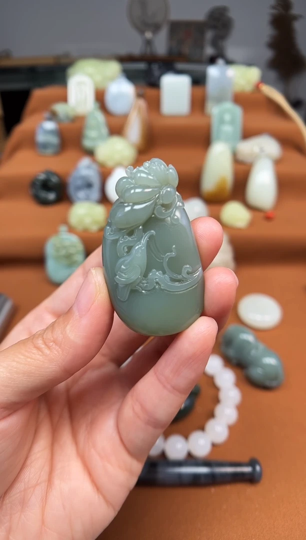 颈饰未镶嵌和田玉栀**开莲花牌