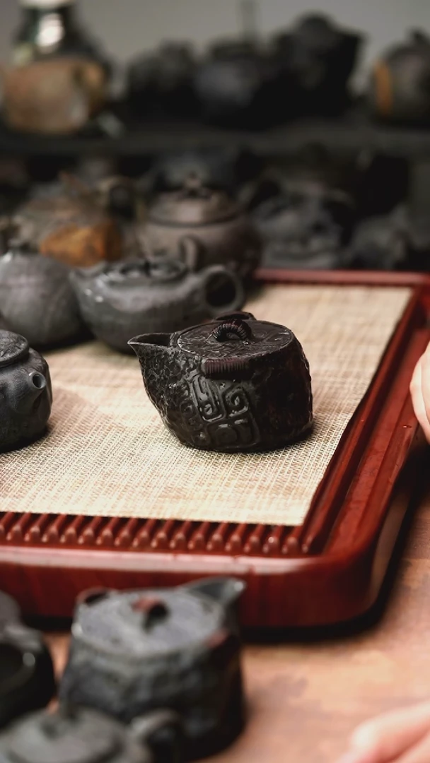 归玉堂冰碛岩重工雕刻饕餮宝瓶壶200cc