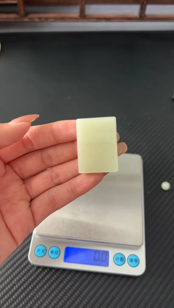 吊坠(赠链)未镶嵌和田玉且末微色差迪克兰二细吊坠