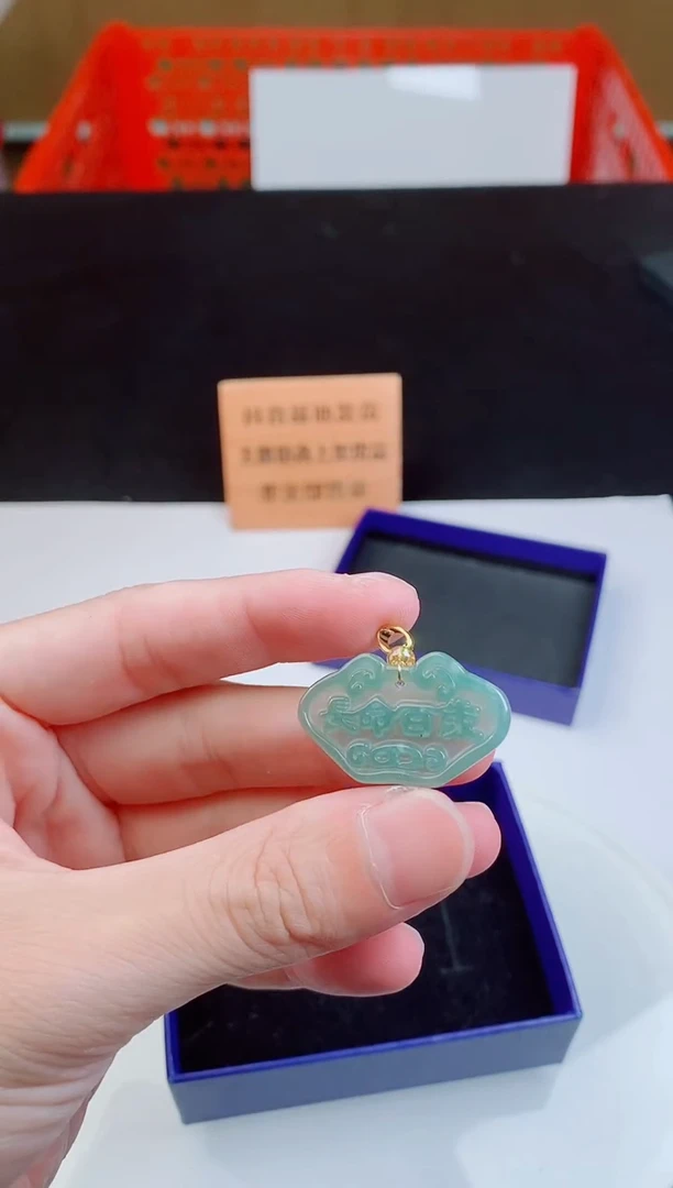 颈饰未镶嵌翡翠  ·
