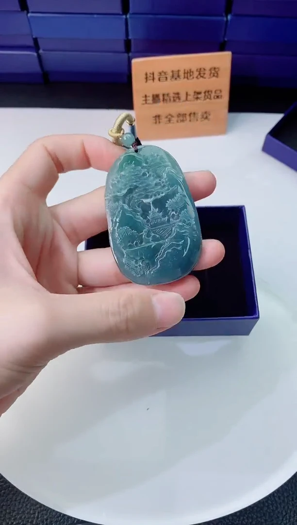 颈饰未镶嵌翡翠   `