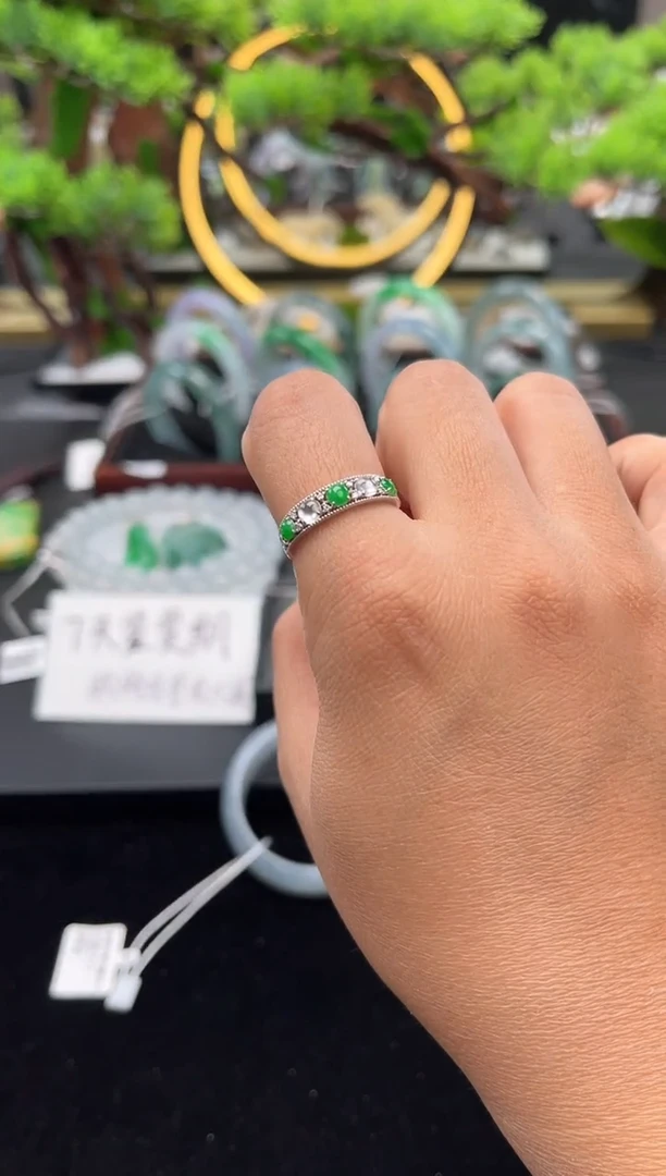 18K金镶嵌戒指翡翠戒指