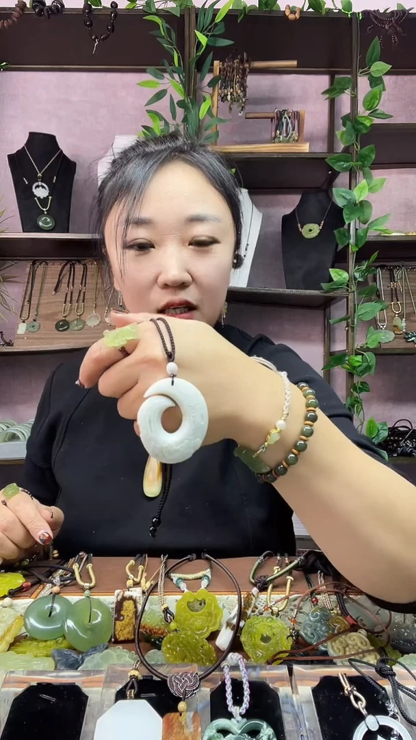 未镶嵌岫玉吊坠(赠链)未镶嵌 岫玉 吊坠(赠链