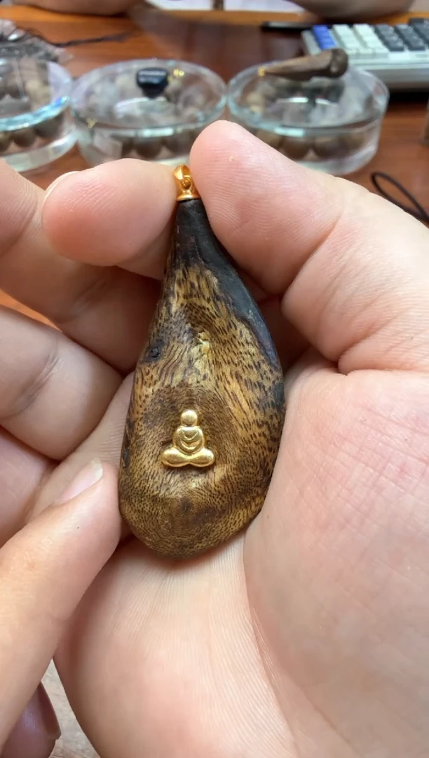 沉香吊坠艾*绅奇楠沉香流油王镶嵌吊坠一个8.5g