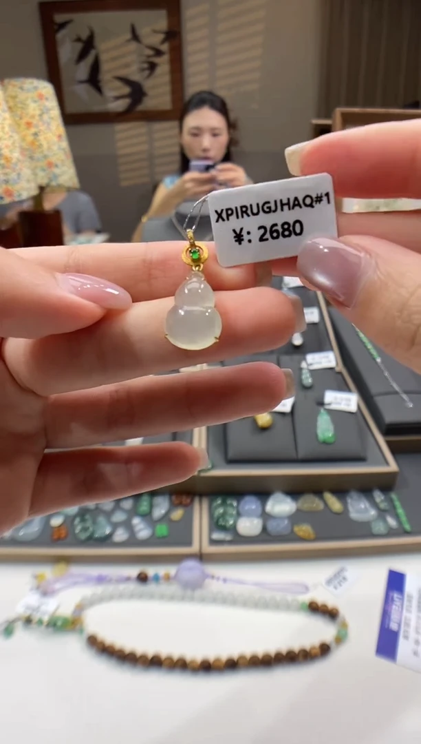 翡翠18K金镶嵌颈饰葫芦