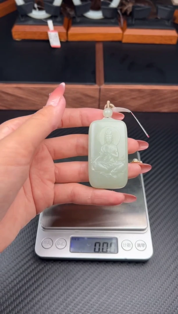和田玉未镶嵌吊坠(赠链)且末微色差近矿