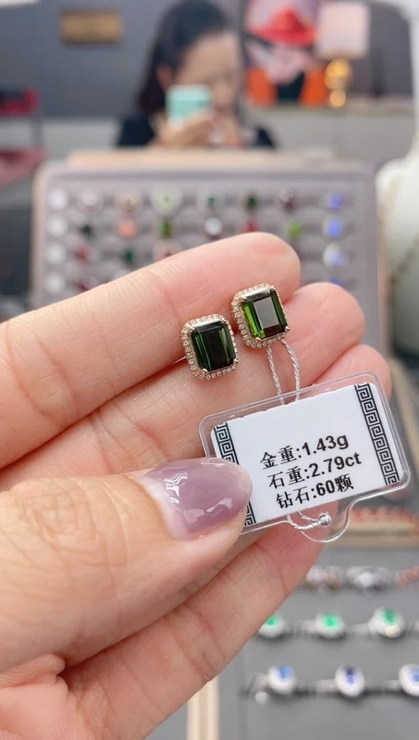 18K金镶嵌耳饰碧玺2.79