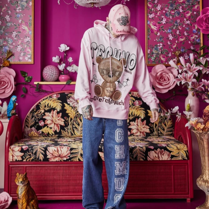 奥莱-TCH潮牌LOVE星空熊重工烫钻休闲情侣粉色卫衣帽衫T66B126101