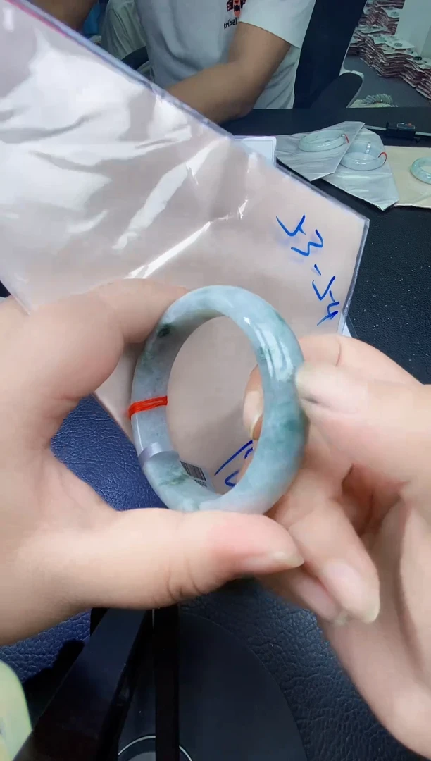 翡翠手镯未镶嵌翡翠手镯