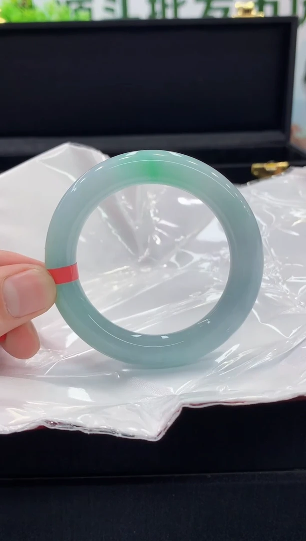 翡翠手镯未镶嵌手镯