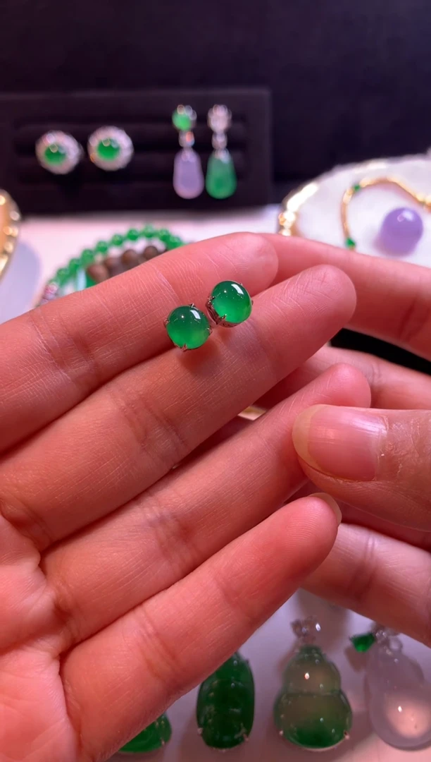 18K金镶嵌翡翠耳饰蛋面耳钉