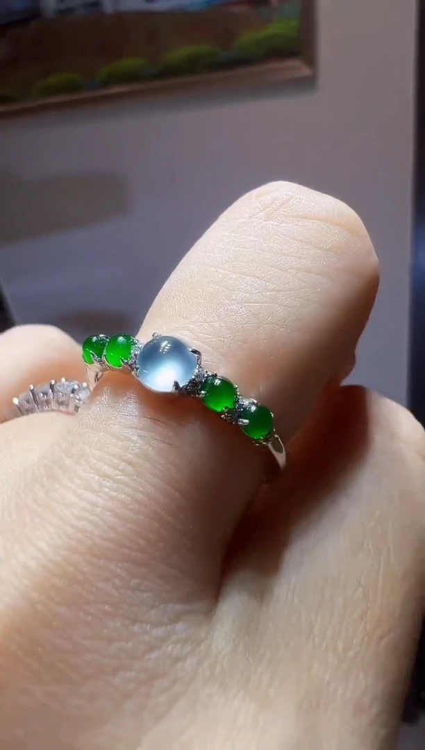 18K金镶嵌戒指翡翠蛋面