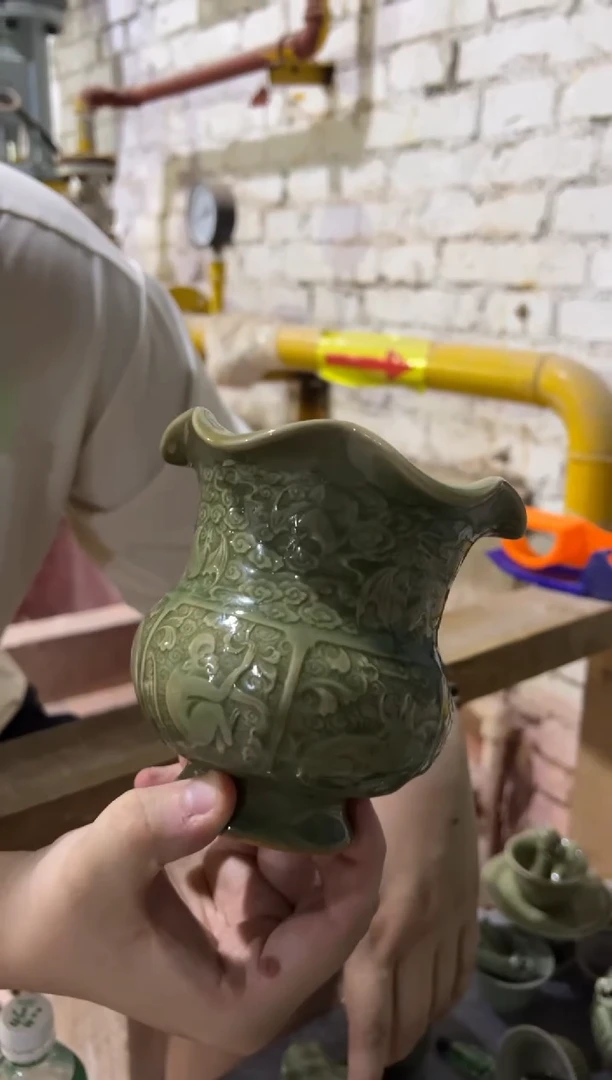 耀州窑青瓷花口鼓腹尊