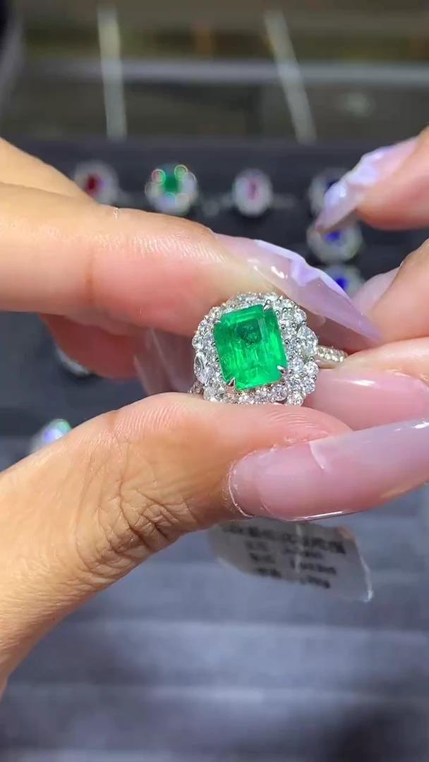 18K金镶嵌戒指祖母绿1.89CT