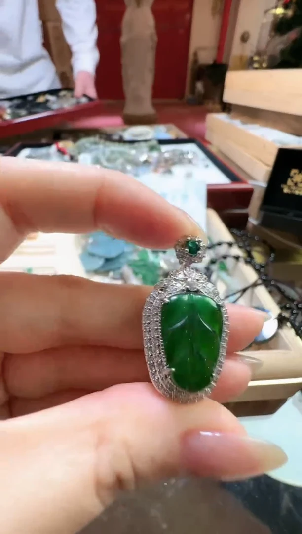 【闪购商品】翡翠吊坠(不含链)未镶嵌翡翠