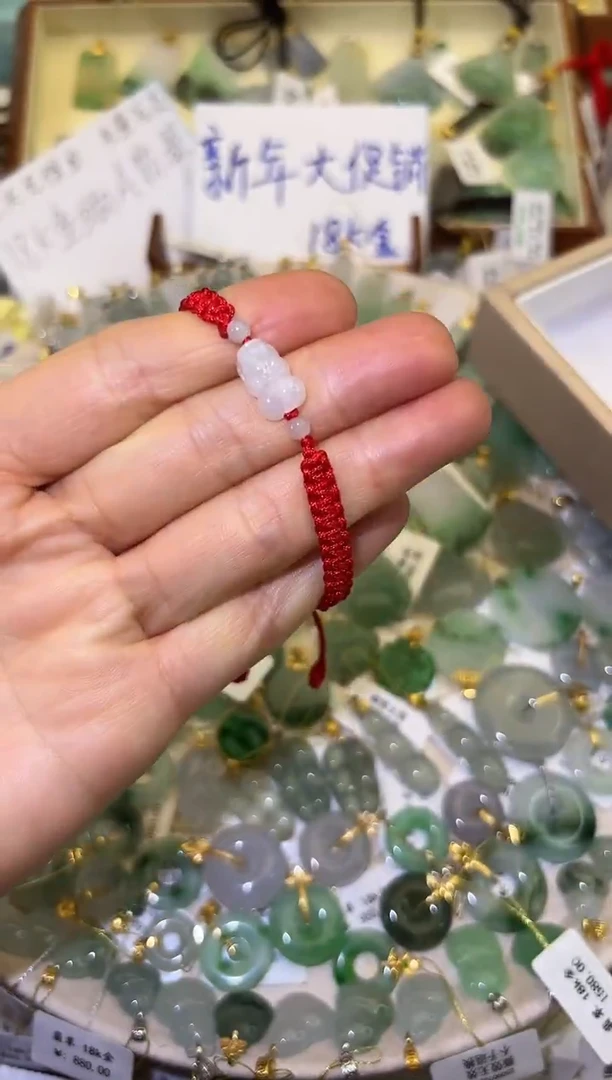 颈饰未镶嵌翡翠貔貅