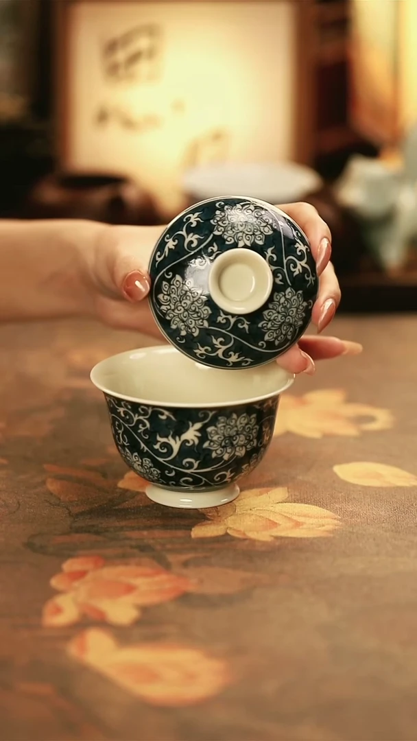 陶瓷二号釉蓝底缠枝莲盖碗