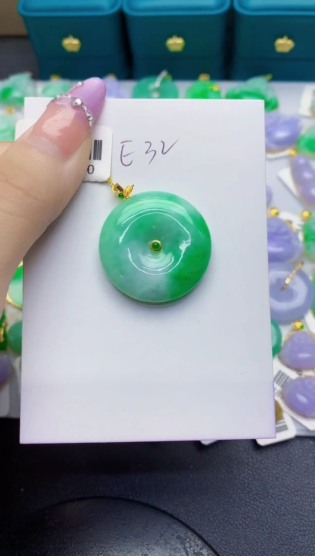 翡翠18K金镶嵌颈饰缅甸天然翡翠A货
