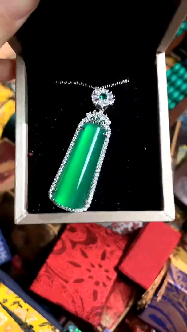 【闪购商品】翡翠吊坠(赠链)未镶嵌德诚精品专属摆件