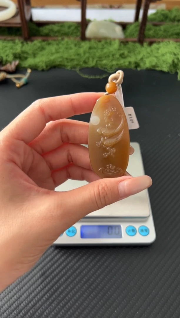 吊坠(赠链)未镶嵌和田玉若羌微色差吊坠