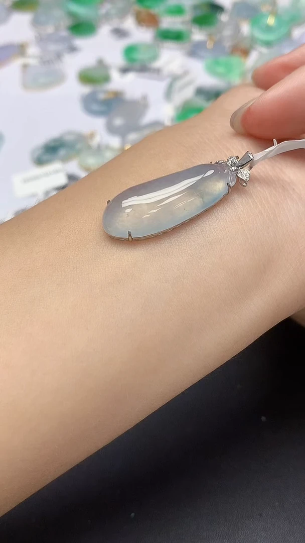 翡翠18K金镶嵌颈饰天然缅甸a货翡翠