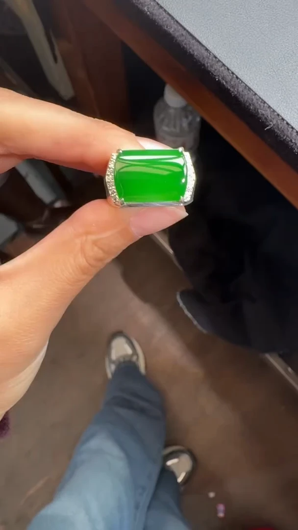 未镶嵌定制翡翠大***1翡翠A货有轻微色差属于正常现象，戒指