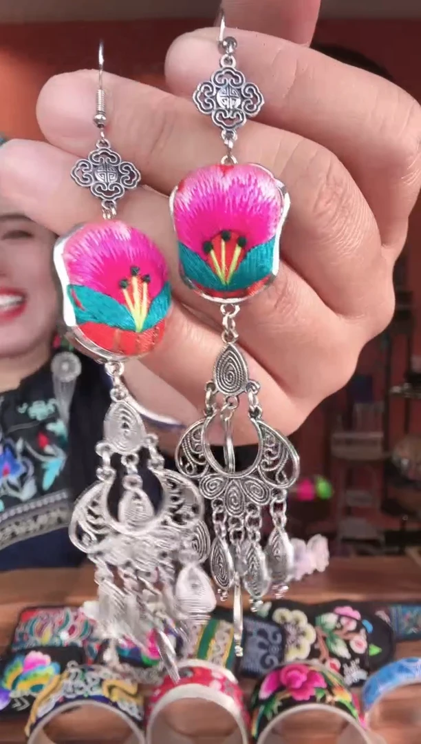 织绣非遗手工苗银苗绣饰品84