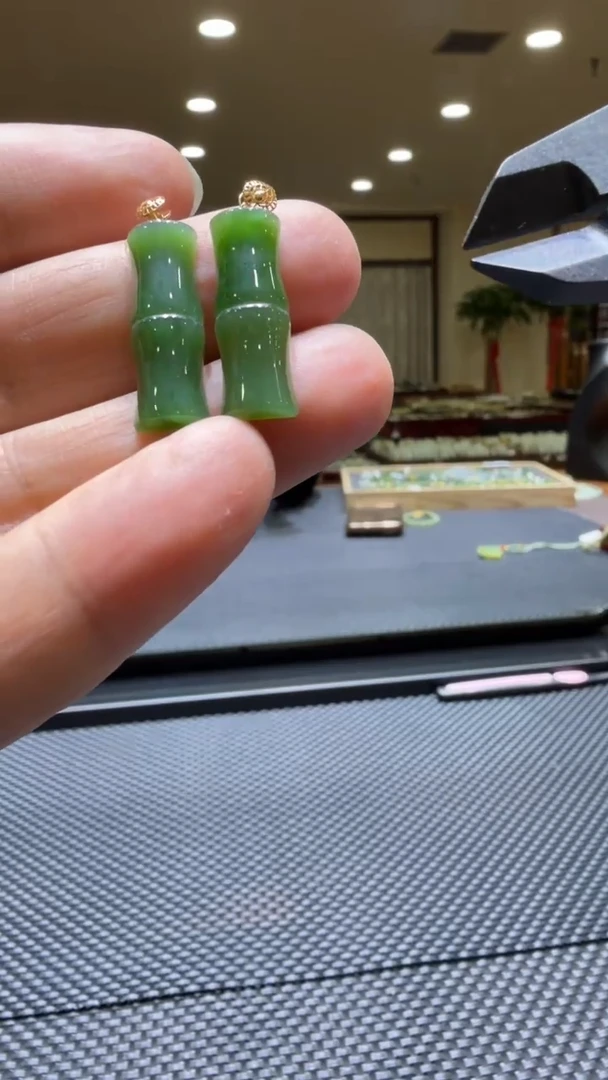 颈饰18K金镶嵌和田玉挂件（多样性，发一）