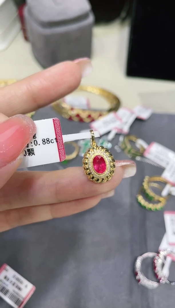 18K金镶嵌天然红宝石吊坠