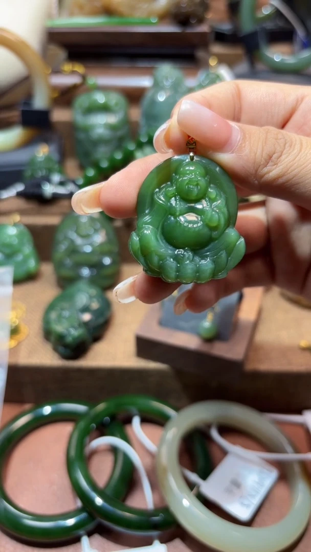 颈饰18K金镶嵌和田玉（碧玉）1