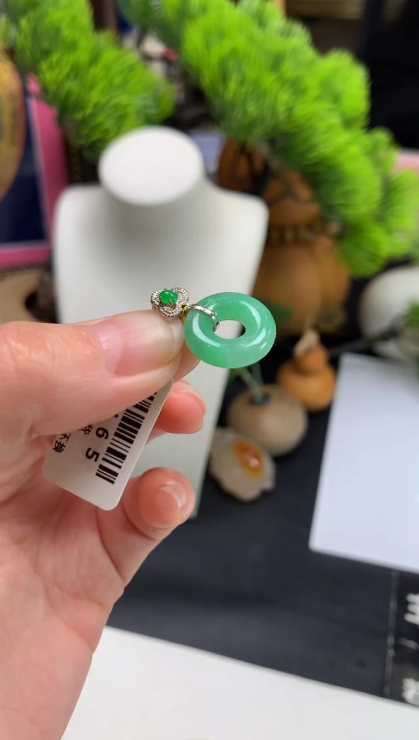 颈饰18K金镶嵌翡翠平****~---110953