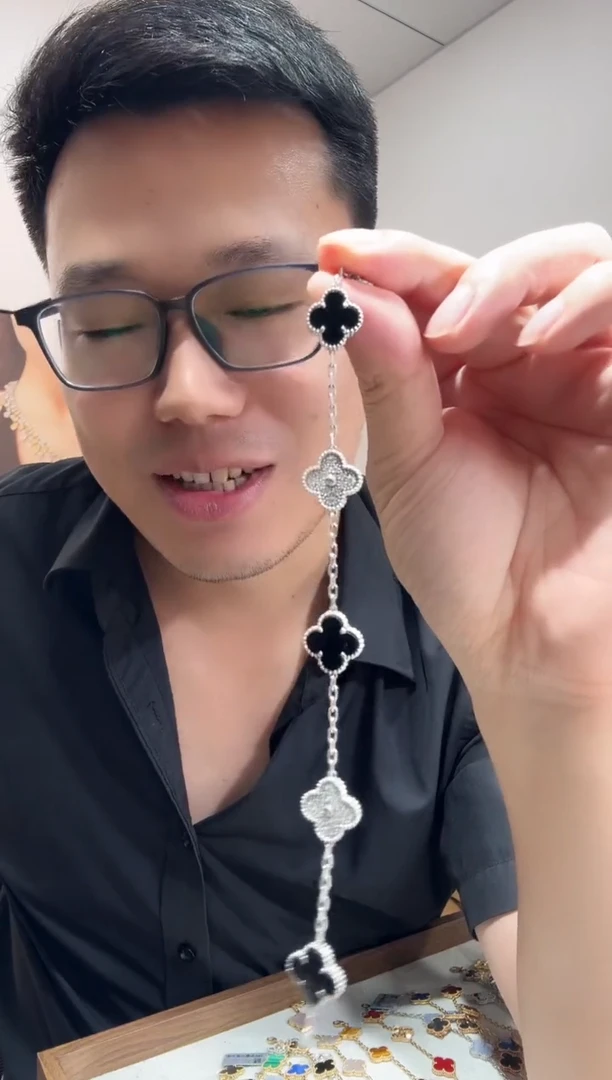 手链18K金镶嵌钻石顶版熊猫手链GHJ