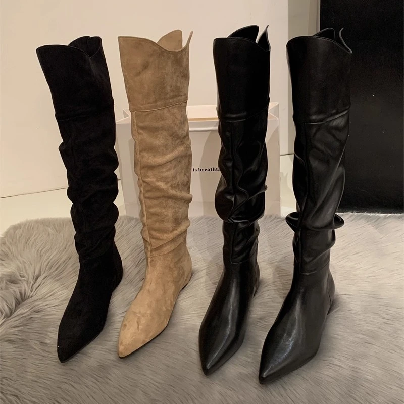 长筒靴女2025新款美拉德尖头绒面高筒卡其色内增高堆堆靴平底长靴