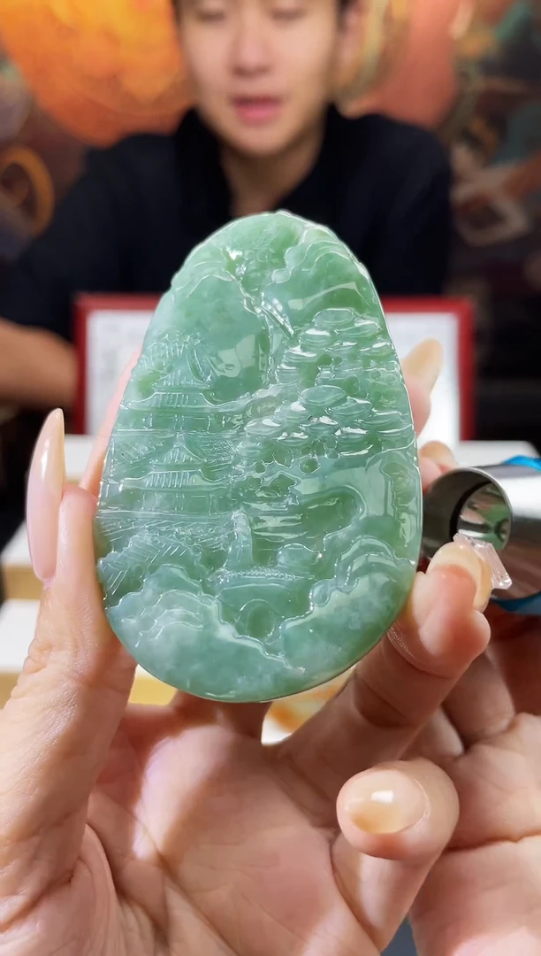 翡翠未镶嵌颈饰多样性发其一