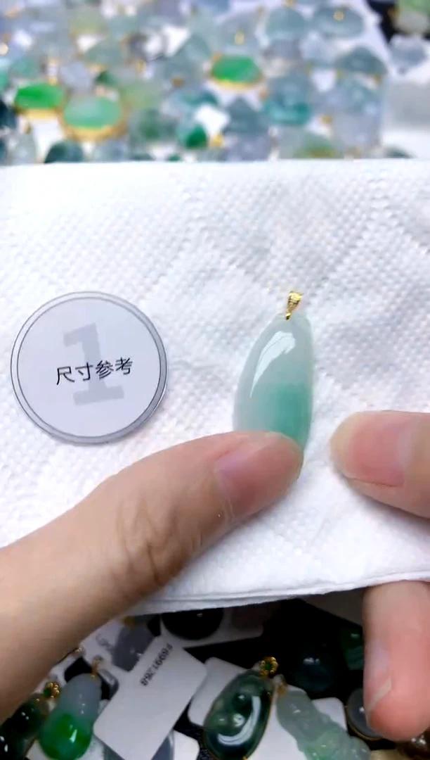 颈饰18K金镶嵌翡翠天然A货翡翠