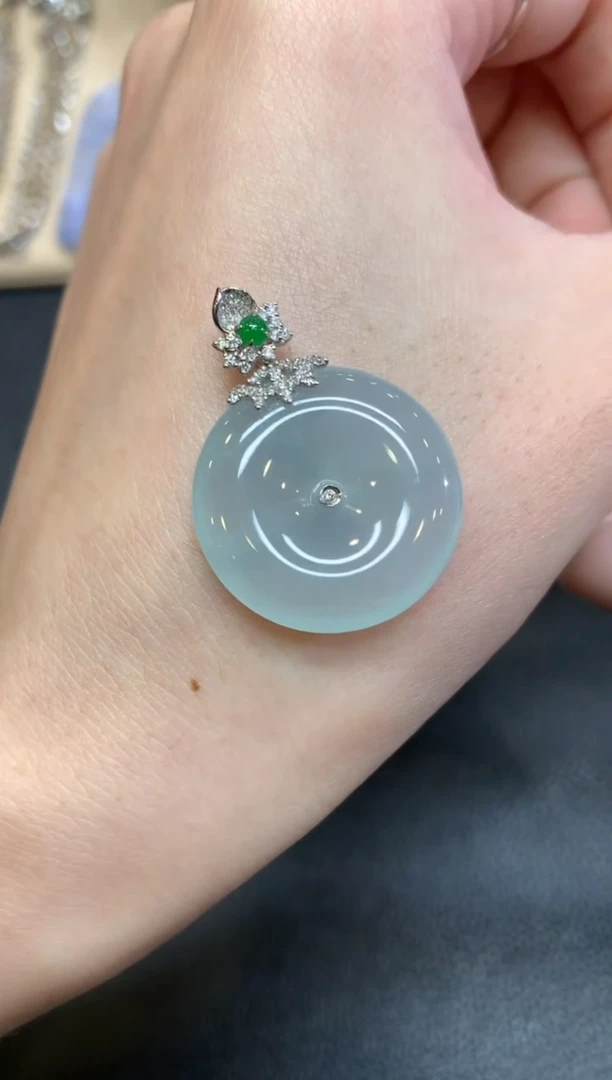 【闪购商品】翡翠颈饰18K金镶嵌平安扣【无服务费】