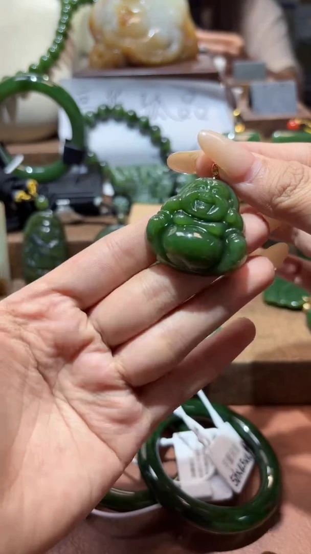 颈饰18K金镶嵌和田玉（碧玉）1