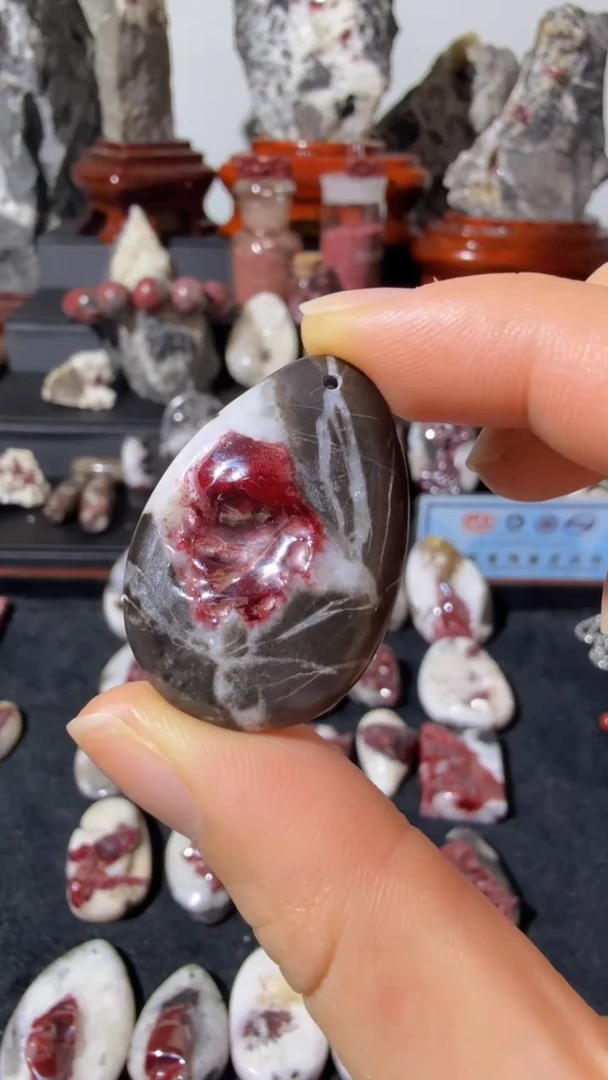 天然辰砂天然辰砂天然朱砂大晶砂随行吊坠