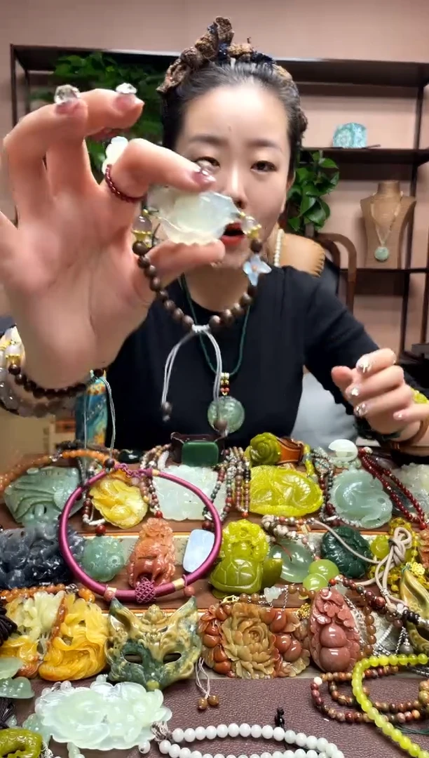 未镶嵌岫玉吊坠多样性发货发其中之一
