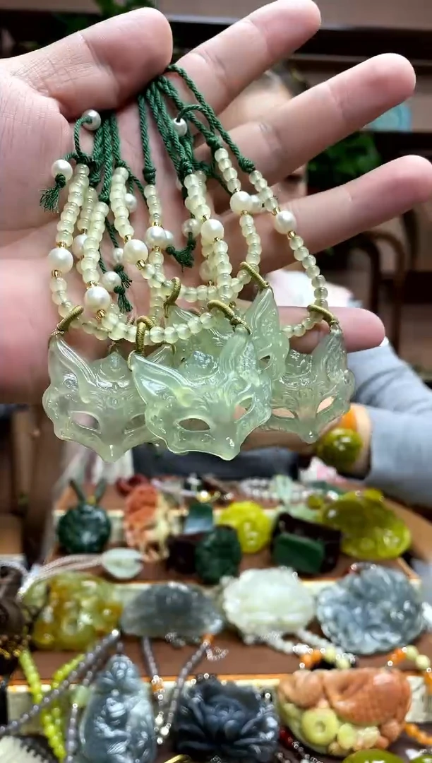 未镶嵌岫玉颈饰多样性发货发其中之一