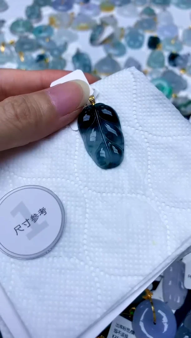 颈饰18K金镶嵌翡翠天然A货翡翠