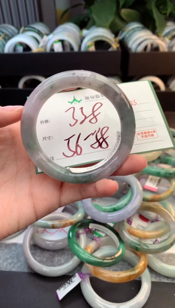 未镶嵌定制翡翠毛货需精细抛光+多人